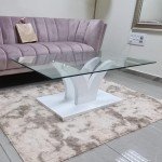 Стеклянный журнальный стол со столешницей прямоугольной формы